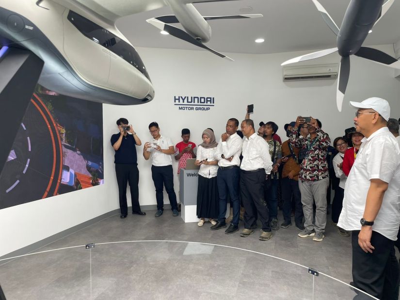 Kepala OIKN Bambang Susantono bersama Jajaran Deputi OIKN meninjau Rumah Teknologi Nusantara di booth Hyundai, miniatur konsep Advance Air Mobility/Sky Taxi, pada Kamis (17/8/2023).