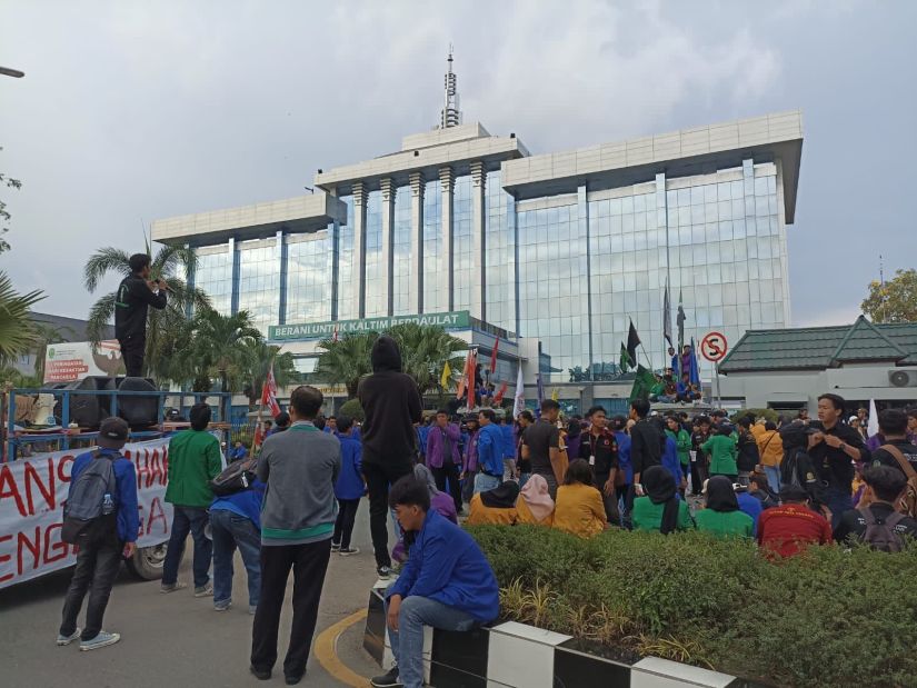 Aksi demo di depan kantor Gubernur Kaltim. (Istimewa)