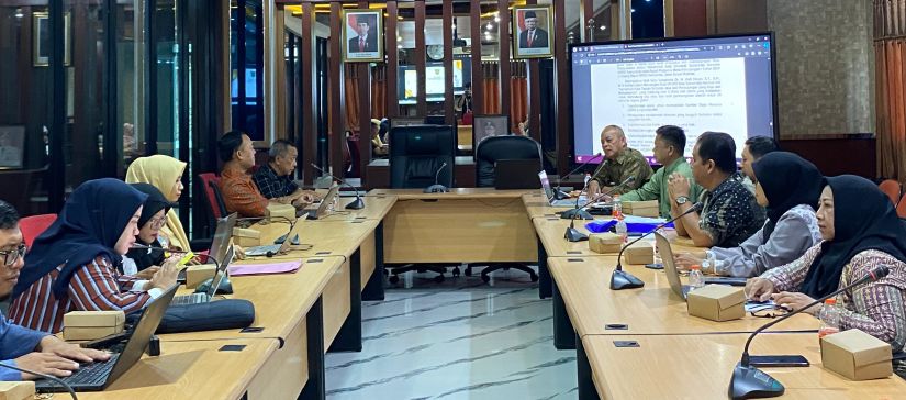 DPPKB-BKKBN berserta stakholder melakukan review naskah Grand Desain Pembangunan Kependudukan (GDPK) 5 Pilar untuk pengendalian kependudukan di Samarinda. (Defrico/Kaltimtoday.co)