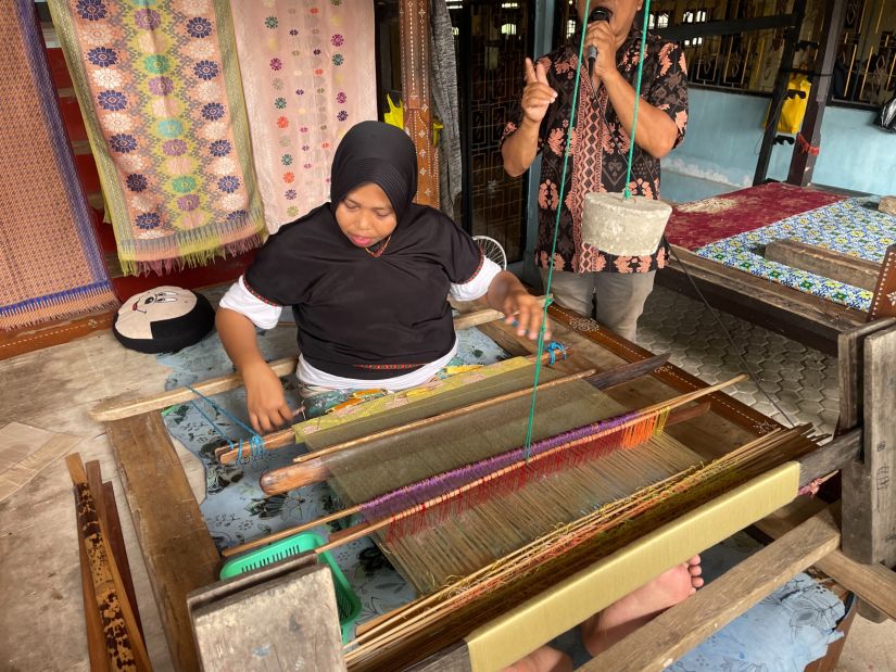 Menenun adalah salah satu tradisi warisan leluhur Suku Sasak di Lombok, Nusa Tenggara Barat yang masih dilestarikan hingga saat ini. (selasar/yoghy)