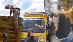 Emak-emak Turun Tangan!! Hentikan Truk Batu Bara Melintas di Jalan Umum di Paser