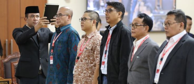 Para Ahli yang diambil sumpah pada sidang Mendengarkan Keterangan Saksi/Ahli perkara nomor 195/PHPU.BUP-XXIII/2025 PHPU Bupati Kabupaten Kutai Kartanegara di Ruang Sidang Gedung 2 MK, pada Kamis (13/02/2025). Foto Humas/Ifa