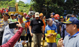 Andi Harun Tinjau Longsor Lempake, Lima Keluarga Diungsikan dan Diberi 6 Bulan Bantuan Sewa