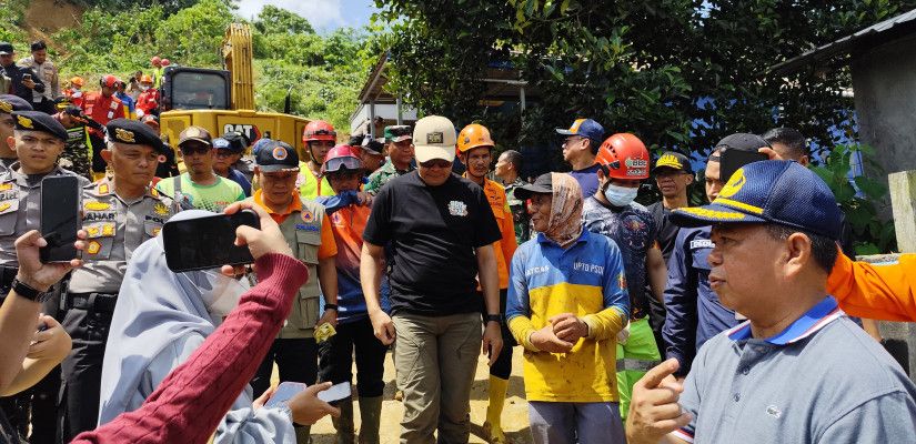 Andi Harun Tinjau Longsor Lempake, Lima Keluarga Diungsikan dan Diberi 6 Bulan Bantuan Sewa