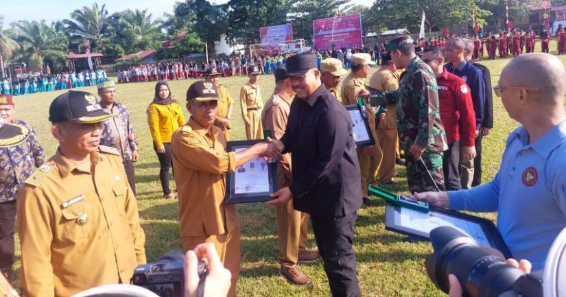 Edi Damansyah memberikan apreasiasi kepada Kepala Desa yang berhasil meningkatkan status indeks desa membangun.