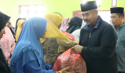 Ibu-Ibu Pengajian Rapak Lambur Terima Bantuan Sarana Ibadah dari Pemkab Kukar