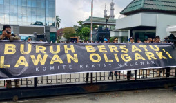 Massa May Day Suarakan 20 Tuntutan di Kantor Gubernur, Salahsatunya Cabut UU Omnibus Law