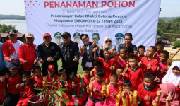 BBGRM di Kota Bangun, Bupati Kukar Tanam Pohon dan Cat Rumah Ibadah