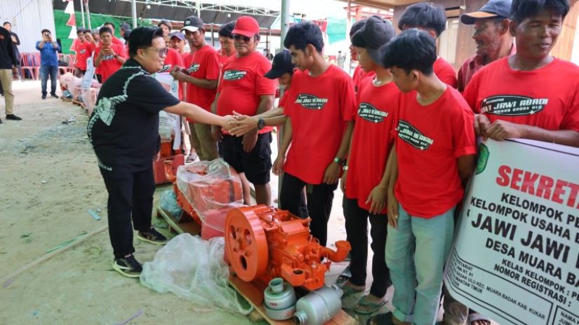 Dukung Produktivitas Laut, DKP Kukar Salurkan Bantuan untuk Nelayan