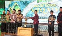 Gubernur Kaltim Terima Piala Bergilir MTQ ke-45