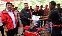Petani Maluhu Terima Bantuan dari Bupati Kukar