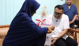 Bupati Kukar Berikan Bantuan Mesin Jahit untuk Janda Veteran