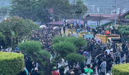 Demo di DPRD Kaltim Berakhir Bentrok, Polisi Bubarkan Massa dengan Gas Air Mata