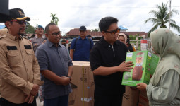 Wabup Rendi Lakukan Peninjauan Jalan dan Salurkan Bantuan di Sangasanga