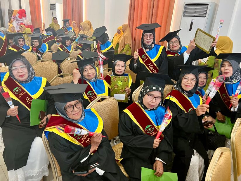 31 Lansia Wisuda Senior School Husnul Khotimah, Dorong Lansia Tetap Aktif dan Berdaya